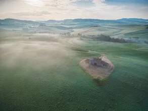 Fotokunst von Jean Claude Castor: verlassenes Bauernhaus in der Toskana im Morgennebel