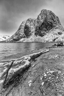 Photo by Mikolaj Gospodarek: tranquil coastal landscape in Norway with mountains