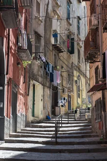 Fotokunst von Photolovers: Spaziergang durch die Stadt Neapel mit bunten Treppen
