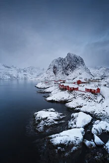 Fotokunst von Rolf Schnepp: winterliche Szenerie eines Fischerdorfs in Norwegen