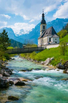 Fotokunst von Martin Wasilewski: Frühlingslandschaft in Ramsau mit fließendem Bach