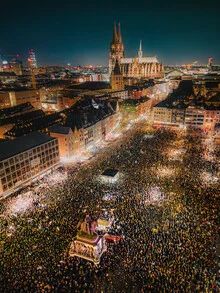 Photo art by Lennart Pagel: Cologne Cathedral with people against racism