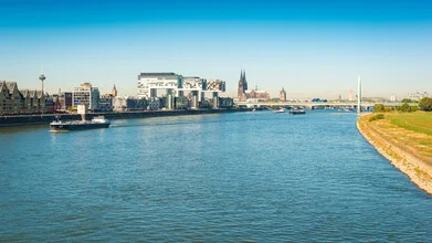 Fotokunst von Martin Wasilewski: Kölner Skyline am Rhein bei Sonnenuntergang.