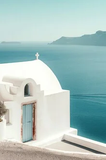 Friedliche Szene mit weißen Gebäuden und blauen Türen in Santorini, griechische Ägäis