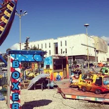 Bunte Szenerie auf dem Hauptplatz von Tirana, die lebendige Farben in einer grauen Umgebung zeigt.
