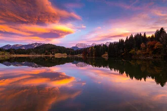 Fotokunst von Martin Wasilewski: sanfte Herbstlichter über den Bergen und See.