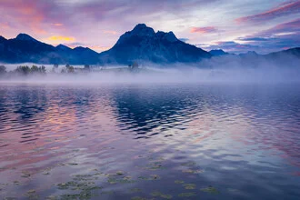 Fotokunst von Martin Wasilewski: verträumte Morgenstimmung am See mit Bergen im Hintergrund