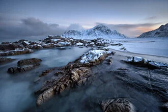 Fotokunst von Rolf Schnepp: frostiger Morgen am Skaksanden Strand auf den Lofoten