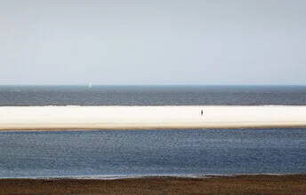Fotokunst von Manuela Deigert: ruhige Küstenlandschaft mit feinem Sand und Wasser