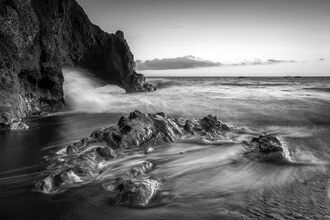 Photo art: calm black-and-white view of the La Zamora coast in Spain.