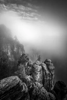 Fotokunst von Christoph Schaarschmidt: Nebel umschließt die Felsen der Sächsischen Schweiz.