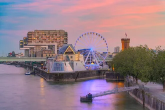 Fotografie eines Riesenrads in Köln bei Abendbeleuchtung, entspannte Stimmung am Rhein.
