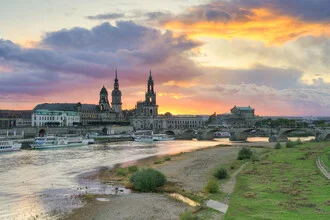 Fotokunst von Michael Valjak: Sonnenuntergang über der Stadt Dresden