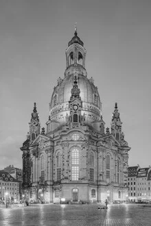 Black-and-white photo of the Frauenkirche in Dresden at evening light