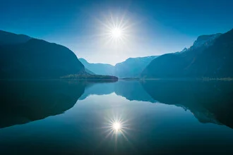 Fotokunst von Martin Wasilewski: Frühlingslandschaft mit Bergen und See in Österreich