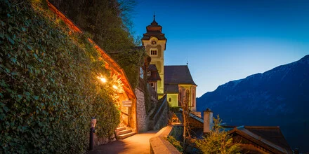 Wunderschöne Dämmerung über Hallstatt mit ruhigem Bergdorf und sanften Farben.