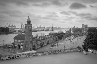 Black and white photo of Hamburg's Landungsbrücken with an urban vibe