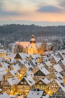 Photographic depiction of Freudenberg on a winter evening, festive atmosphere