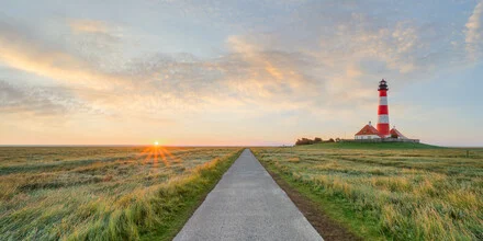 Fotokunst von Michael Valjak: Leuchtturm Westerheversand bei Sonnenaufgang