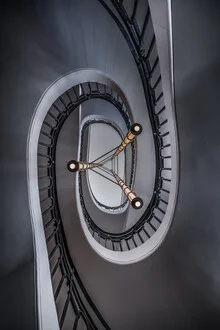 Fotokunst von Michael Jurek: abstraktes Treppenhaus mit spiralförmiger Komposition