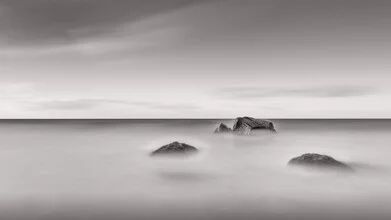 Fotokunst von Dennis Wehrmann: sanfte Wellen und Wolken über dem Meer