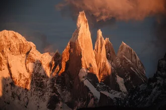 Fotokunst von Lina Jakobi: Sonnenaufgang über dem schneebedeckten Cerro Torre in Patagonien