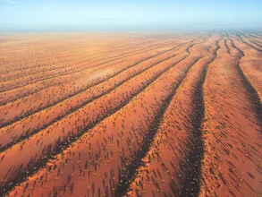 Luftaufnahme der Kalahari-Wüste in Namibia mit sanften Sanddünen und Linien.