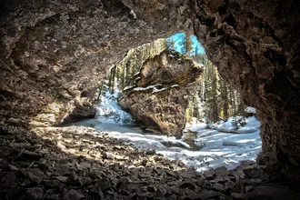 Wunderschönes Bild von einem ruhigen Fluss mit Wasserfall im Johnston Canyon.