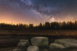 Nachthimmel über dem Oderteich im Harz mit der Milchstraße und ruhigem Wald.