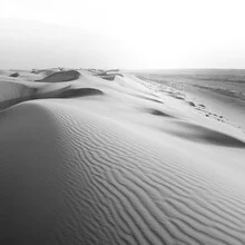 Fotokunst von Christian Janik: Wüstenlandschaft mit sanften Sanddünen und warmen Farben