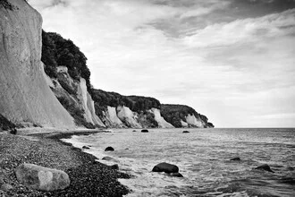 Photo art by Manuela Deigert: chalk coast with gentle waves and trees in the background.