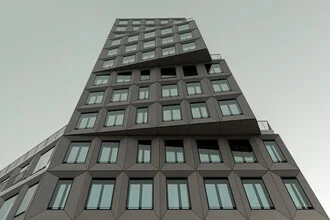 Fotokunst von Roswitha Schleicher-Schwarz: modernes Gebäude mit versetzten Fenstern