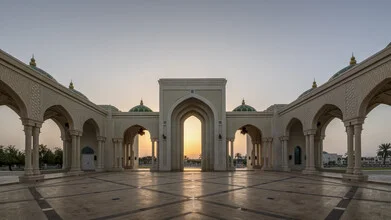 Wunderschönes Fotokunstwerk von Christian Janik: Moschee mit eleganten Bögen in Oman.