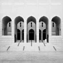 Fotokunst von Christian Janik: Morgengebet in einer Moschee im Oman