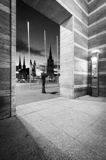 Schwarz-weiß Fotokunst: Abendstimmung in Halle-Saale mit Telefonzelle