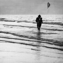 Fotografie von Roswitha Schleicher-Schwarz: Mann mit Hut und Luftballon am Wasser