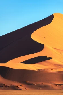 Fotokunst von Jean Claude Castor: Sanddünen in Namibia mit Licht und Schatten.