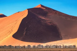 Fotokunst von Jean Claude Castor: Düne in der Sossusvlei unter Sonnenlicht und Schatten