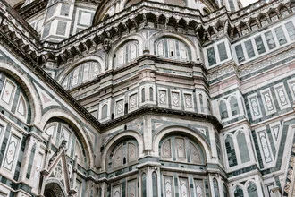 Detail of the Duomo in Florence, showcasing gothic architecture and intricate decorations.