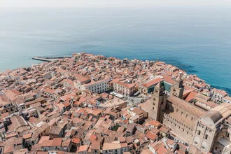 Fotokunst von Photolovers: Blick auf Cefalù mit bunten Häusern und dem blauen Meer.