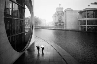 Fotokunst von Tillmann Konrad: Regenschirme im Regierungsviertel bei Herbstmelancholie
