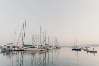 Hafen in Italien mit sanften Wellen und einem malerischen Sonnenuntergang.