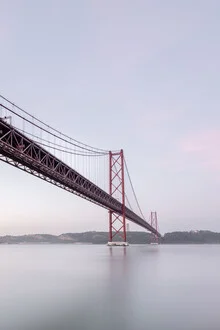 Fotokunst von Dennis Wehrmann: Langzeitbelichtung der Ponte 25 de Abril in Lissabon