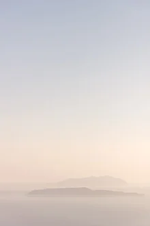 Fotografie eines Sonnenuntergangs über dem Meer in Erice, Italien, mit sanften Farben.