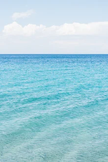 Fotokunst mit sanften Blautönen des Wassers, das den Horizont berührt.