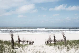 Weg zum Meer mit Sand und Gras unter einem klaren Himmel auf einer ostfriesischen Insel.