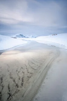 Fotokunst von Rolf Schnepp: Winterlandschaft mit sanften Pastellfarben in Norwegen.