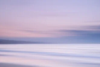 Sanfte Morgenstimmung am Meer mit pastellfarbenem Himmel