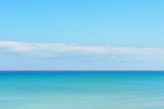 Fotokunst von Rolf Schnepp: sanfter Blick aufs Meer mit beruhigenden Blautönen