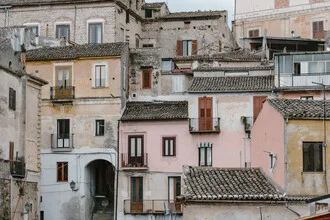 Fotokunst: Blick auf ein malerisches Bergdorf in Kalabrien, Italien.